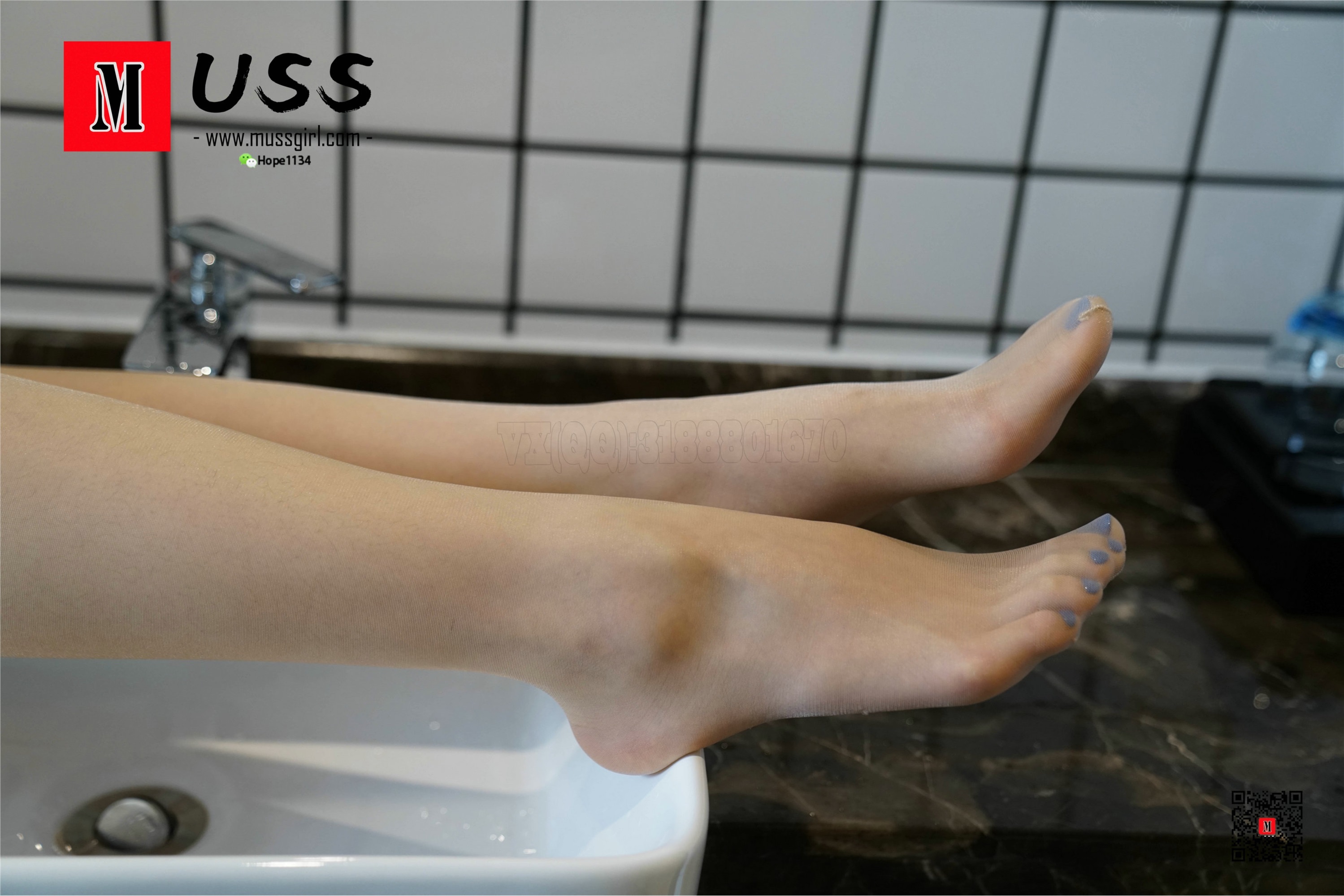 MussGirl慕丝女郎  NO.082 幽默的女生总是喜欢着装与周围的环境格格不入